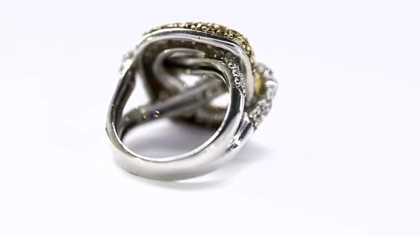 Excellentie Ring in geel en wit goud en diamanten draaien op zichzelf tegen een witte achtergrond — Stockvideo