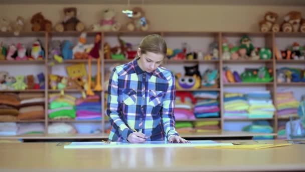 Художник рисует филина на бумаге с помощью карандаша — стоковое видео