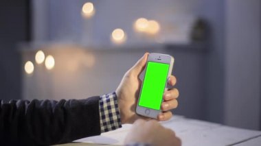 Ahşap masa wvarious el jestleri dikey yakın yeşil ekran yukarı akıllı telefon kullanma