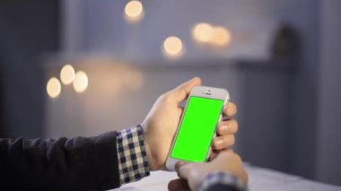 Ahşap tablo çeşitli el jestleri dikey yakın yeşil ekran yukarı akıllı telefon kullanma
