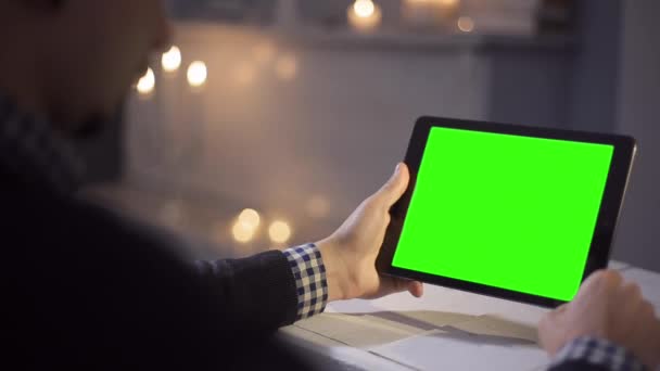 Hombre usando la pantalla táctil del ordenador de la tableta en Café — Vídeo de stock