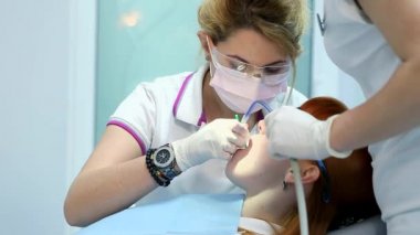 Bir diş hekimi diş genç kadın hasta matkaplar