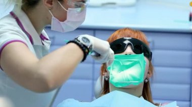 Diş Kliniği, sağlık bakım insanlar diş hekimi ve sağlık görevlisi, kadın müşteri hijyen denetimi olarak çalışmaya geniş