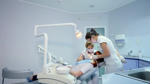 Dolly Colpo di dentista Esame della cavità orale di un paziente con mal di denti — Video Stock