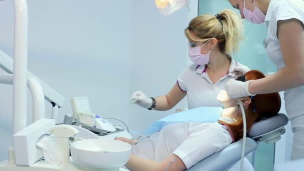 Zubař kancelář s jedním zubní implantace proceduru Dolly natáčení — Stock video