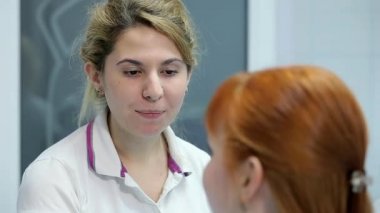 Sağlık ve diş bakımı, diş hekimi ve Doktor, işyerinde kadın ile Yardımcısı ve konuşan profesyonel laboratuvar genç bayan hasta ile Toplantı