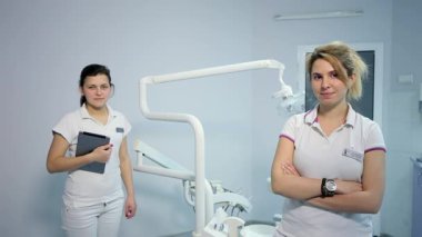 Doktor kadın hasta Not panoya anlatılmaktadır.