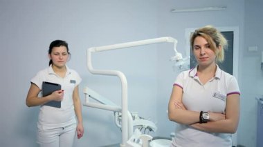 Ağır çekim doktor kadın hasta notlar panoya anlatılmaktadır.