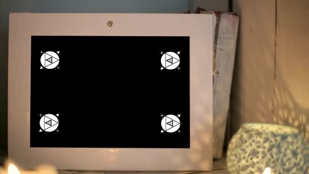Cadre d'affichage vidéo de maquette pour la photographie sont sur l'étagère — Video