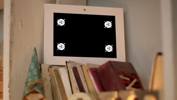 Макет відео дисплеїв рамки для фотографії знаходяться на полиці — стокове відео