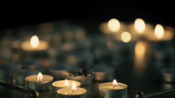 Muitas velas são acesas na igreja do templo — Vídeo de Stock