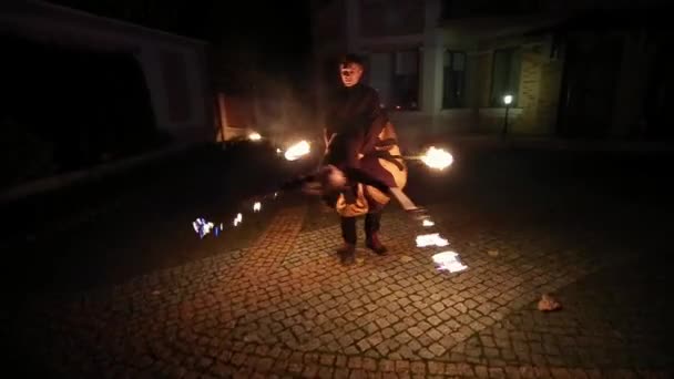 Niesamowite Show ognia w nocy na ślub — Wideo stockowe