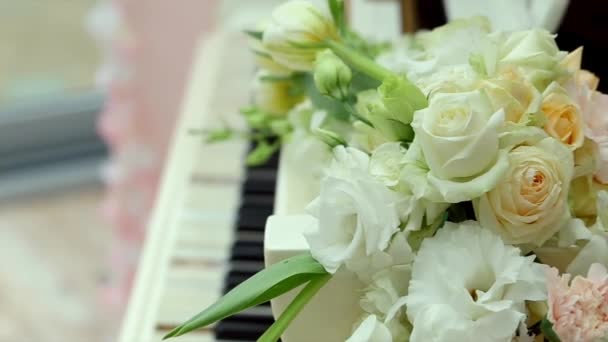Blanco Viejo hermoso piano y ramo de rosas blancas se centran en las flores — Vídeos de Stock