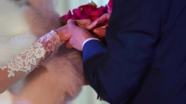 iki beyaz insanlar damat ve gelinin nikah yüzükleri değişimi