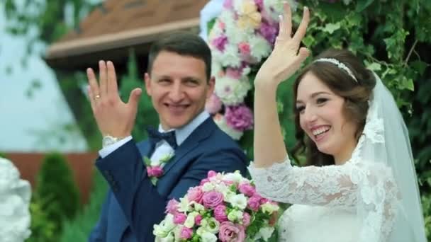 Sposa mostrando anello di nozze a portata di mano — Video Stock