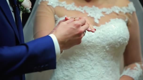 Två vita människor brudgummen och bruden utbyta bröllop ringar — Stockvideo