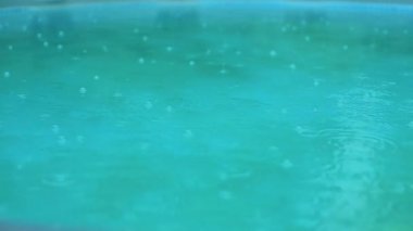 Yaz yağmuru Havuzu, yaz yağmuru havuzun Video klip düşüyor