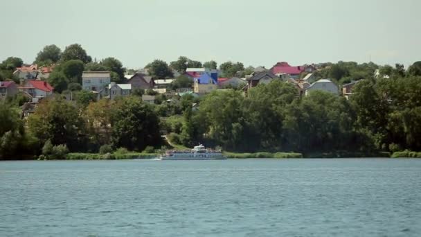 오른쪽 트리 배경 물에 선박 수레 — 비디오