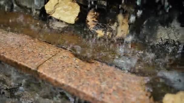 Fontaine d'eau à mouvement lent été — Video