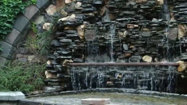 Zpomalený pohyb vody fontány léto — Stock video