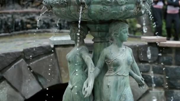 Zeitlupe Wasserfontäne mit Frau Statue Sommer — Stockvideo