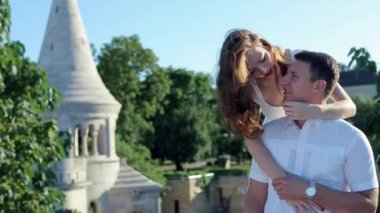 Kadın genç adamla vardır ve bir taş tezgah Matthias kilise arka plan üzerinde kucaklamak