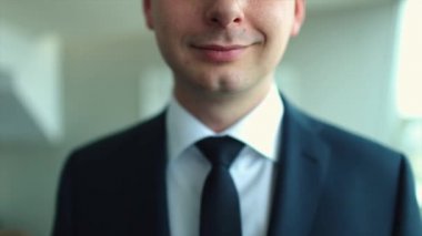 Siyah kravat Untying siyah elbiseli iş adamı