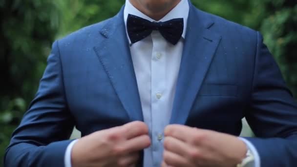 Een jas dichtknopen. Stijlvolle Man in een pak bevestiging knoppen op de voorbereiding van Zijne jas te gaan uit close-up — Stockvideo