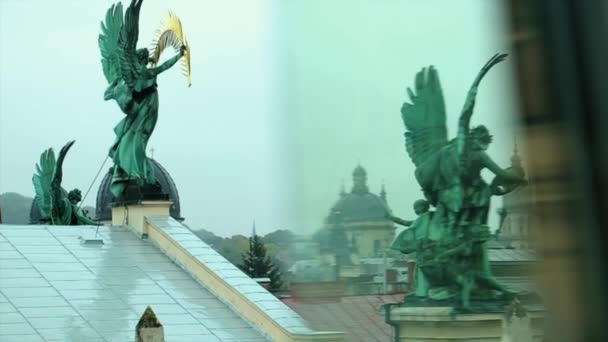 Posągi aniołów na dachu — Wideo stockowe