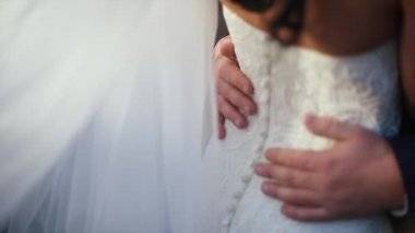 Gelin ve Damat Düğün günü iki yeni evliler damat aşk gelin eller erkek kız bel üzerinde yumuşak seksi Touch kucaklar.