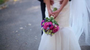 Gelinin el ve damat arka plan üzerinde renkli düğün buketi, yakın çekim