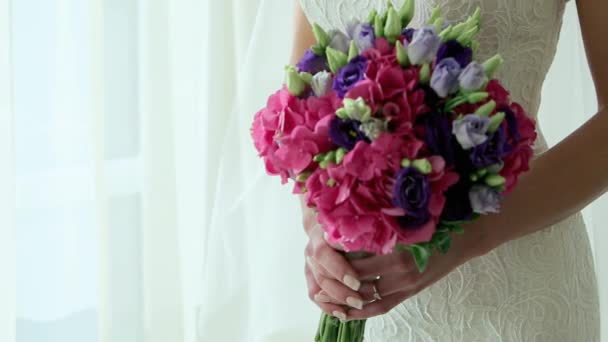 Une jolie jeune femme (mariée) avec un bouquet de fleurs dans une chambre luxueuse — Video