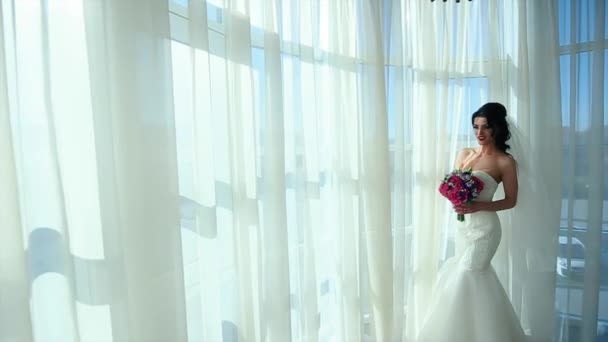 An Attractive Young Woman (bride) with a Bouquet of Flowers in a Luxurious Room — Stock Video