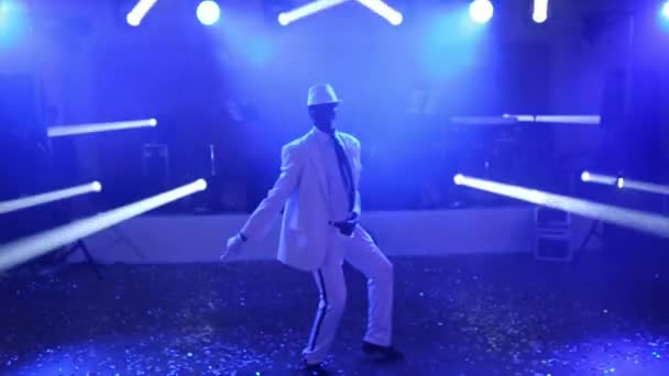 Afroamerikaner im weißen Anzug tanzt — Stockvideo