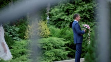 Uzun duvak uygun damat ile gelin onu Hugs
