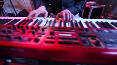 Müzik Rock konseri piyano klavye üzerinde eller
