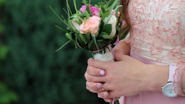 Close Up van bruiloft florale decoraties voor bruidsmeisjes. — Stockvideo