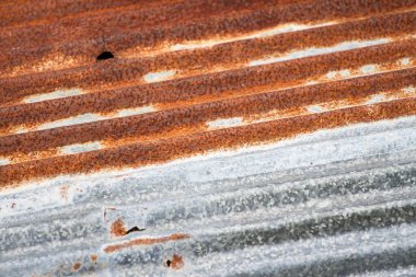 Eski paslı çinko yüzey dokusu gri galvanize demir duvar dokusu, pas desenli arka planı olan çinko deseni dikey çinko desenine yakın