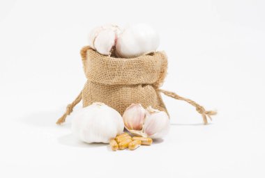 Sarımsak antiviral soğuk algınlığı ve grip ilacıdır. Baharatlı baharat ve sarımsak karışımı. 