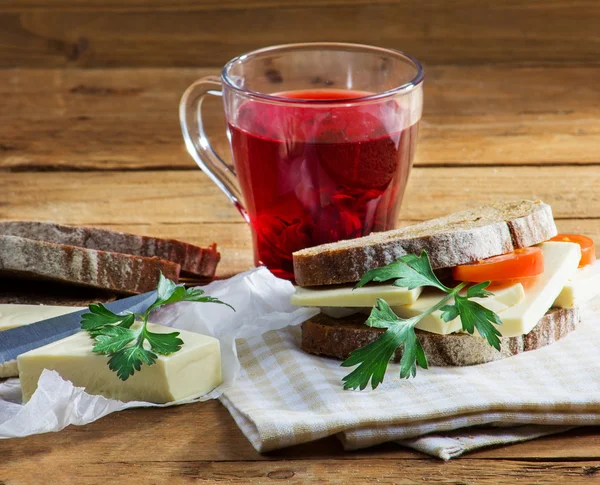 peynir ve Hibiscus çay sandviç