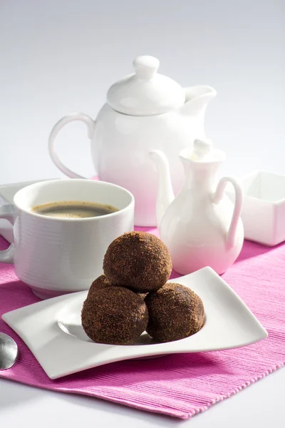 Beyaz bir kase kahve ile kek