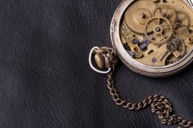 siyah deri arka plan üzerinde eski saat mekanizması