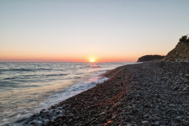 Deniz plajı gün batımında