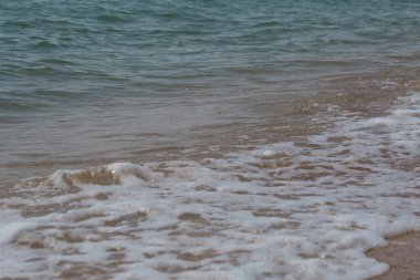 plaj kıyısında dalga deniz