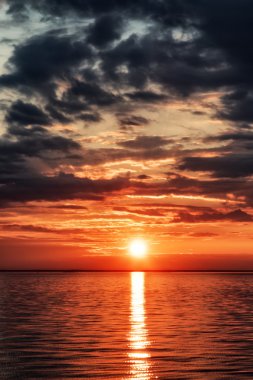 Günbatımı denizin parlama ile