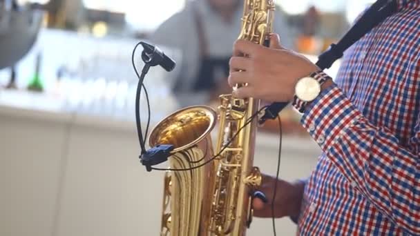 Man spelar saxofon — Stockvideo