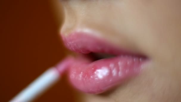 Meisje schildert haar lippen close-up — Stockvideo