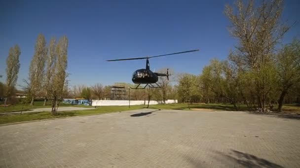 Helicóptero preto estacionado no aeroporto asfalto . — Vídeo de Stock