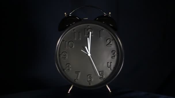 Relógio de alarme mecânico velho — Vídeo de Stock