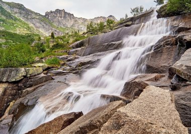 dağ gibi bir basamaklı şelale